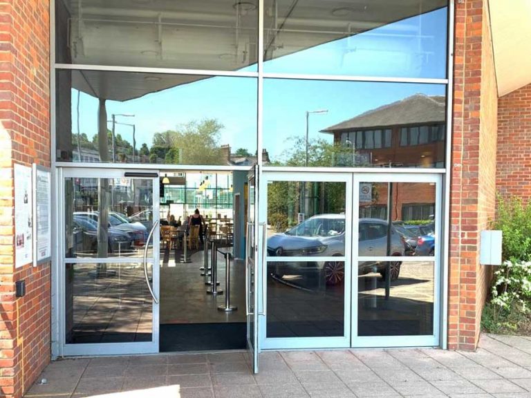 Level entrance from the car park