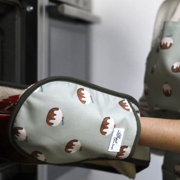 Lilliput Home Designs Christmas pudding oven gloves - Nov